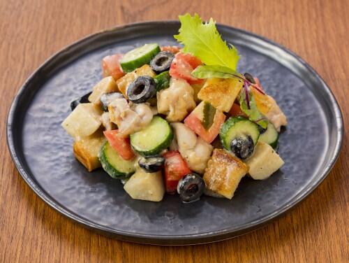 旬野菜と雪桜どりのクミン香るパンツァネッラ(イタリア風のパンのサラダ)