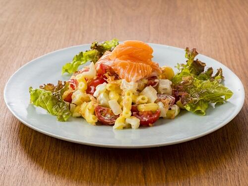 新潟れんこんと旬野菜のサーモンの贅沢親子サラダ